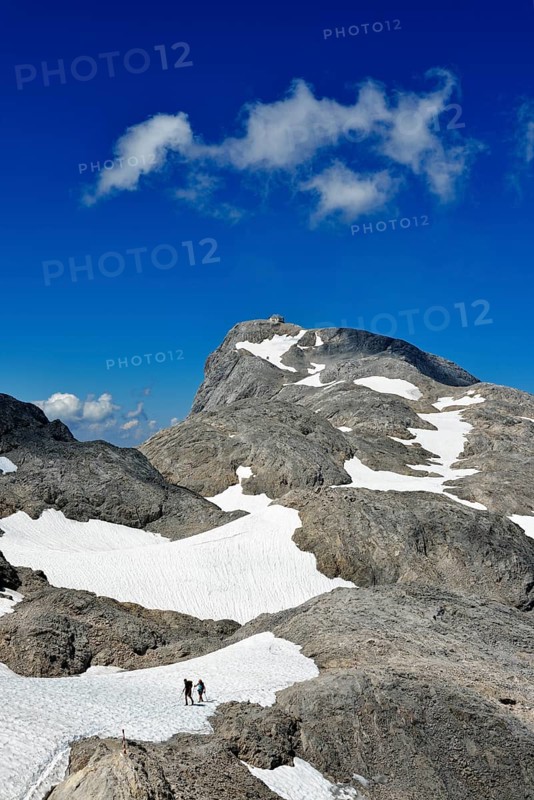 Mountaineers descending the plateau of the Ubergossene Alm