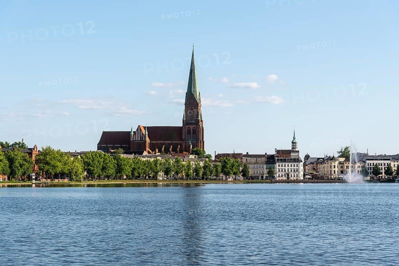 View over the Pfaffenteich to the cathedral