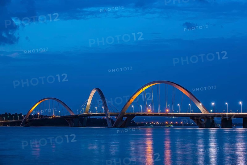 The Juscelino-Kubitschek bridge spans Lake Paranoa