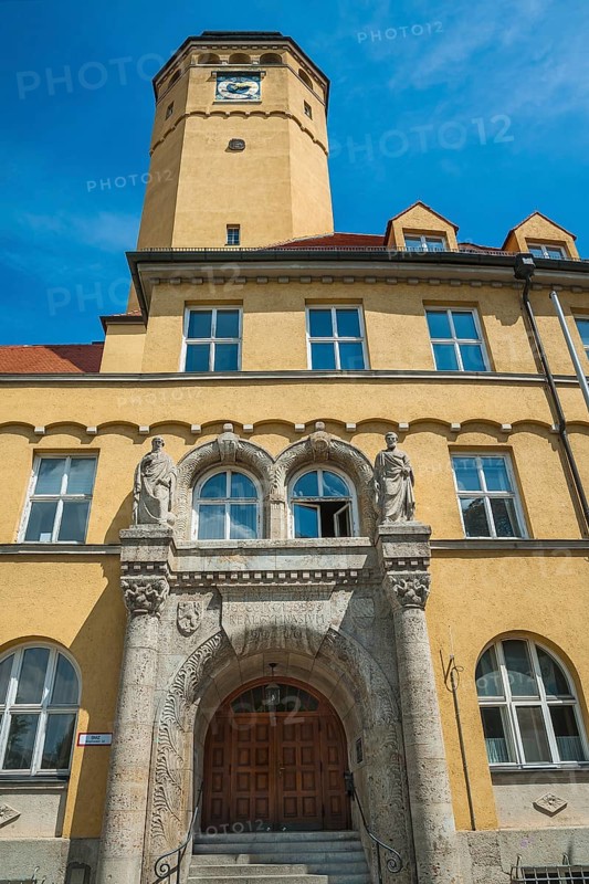 Entrance to the Oskar-von-Miller Gymnasium