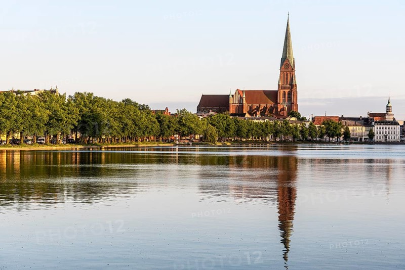 View over the Pfaffenteich to the cathedral