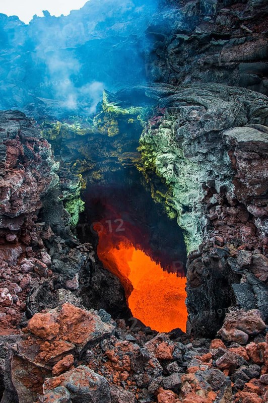 Active magma in a stream below the Tolbachik volcano
