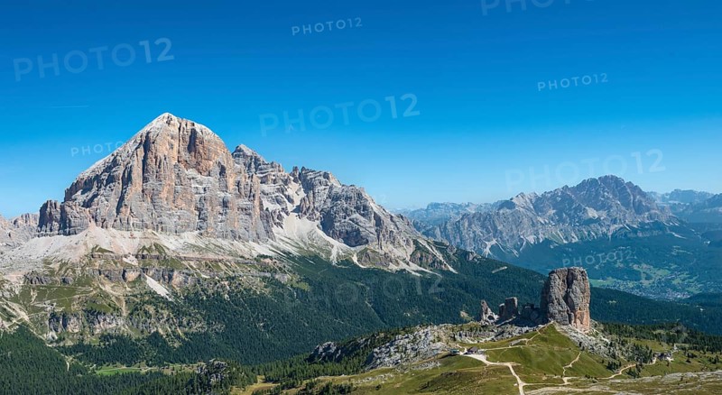 Hiking trail to Nuvolau