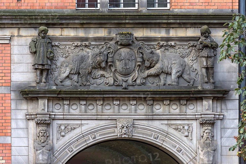 Relief above the main entrance of the Heinrich-Zille primary school built 1901-1902
