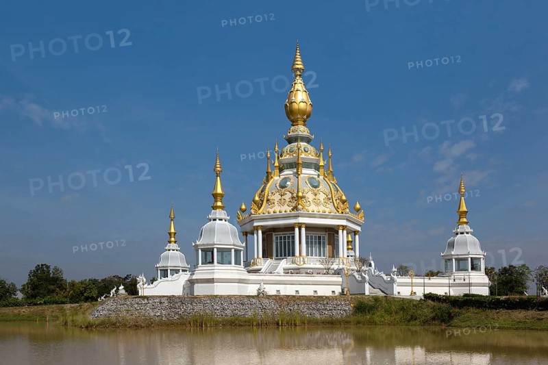 Pond in front of Maha Rattana Chedi of Wat Thung Setthi