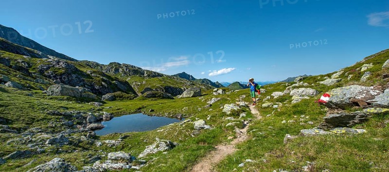 Hiker stehr at a small lake and photographed