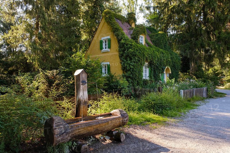 Bertschbrunnen and former lock keeper's house in Isarauen