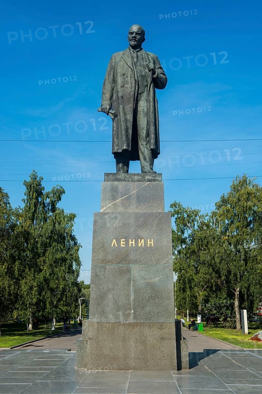 Lenin statue in the center of Vologda