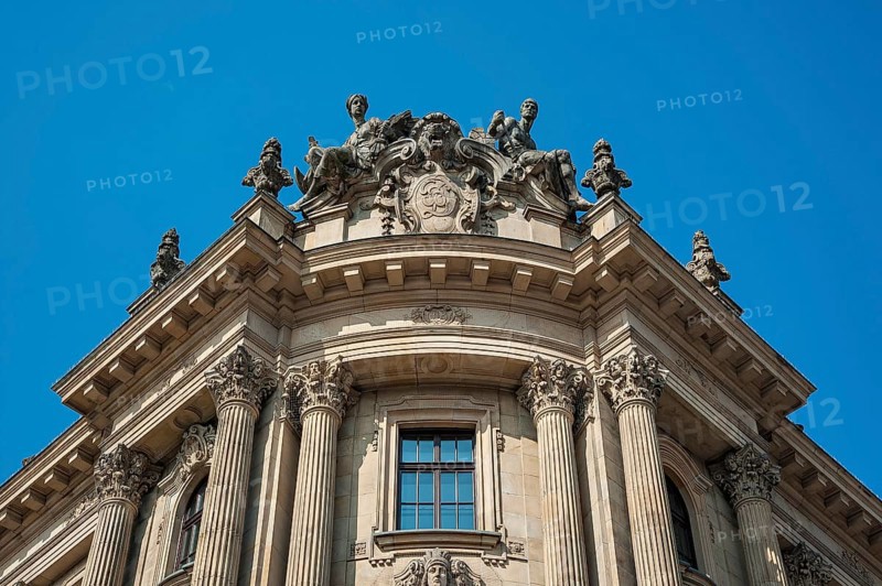 Gable with decorative figures
