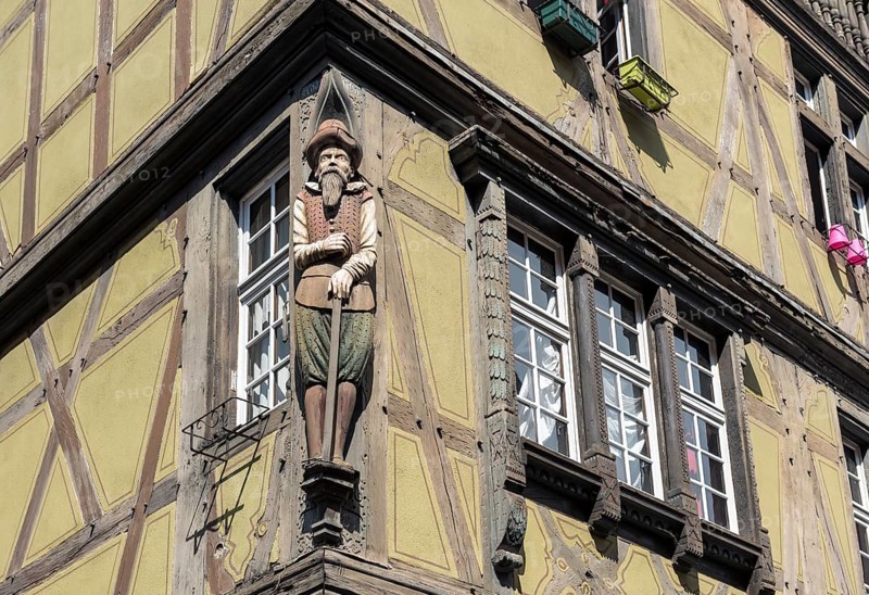 Merchant sculpture on Maison zum Kragen at Rue des Marchands
