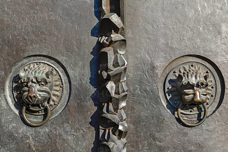 Lion heads as door knockers at the entrance portal of the Lorenzkirche