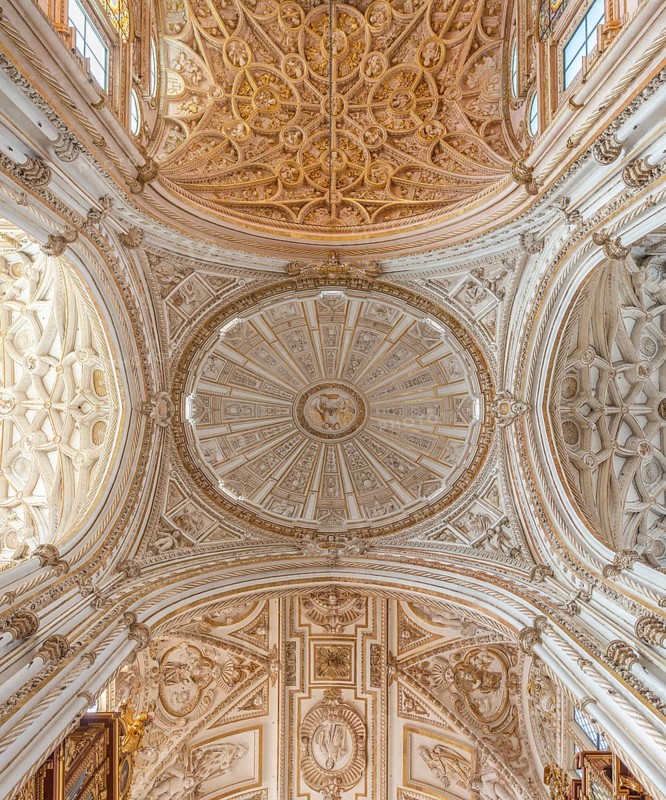 Vaulted ceiling decorated with stucco and gold