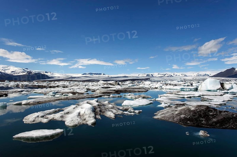 Small icebergs in glacial lake