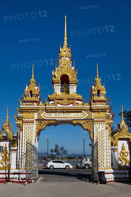 Gilded entrance gate to Wat Mahathat Temple