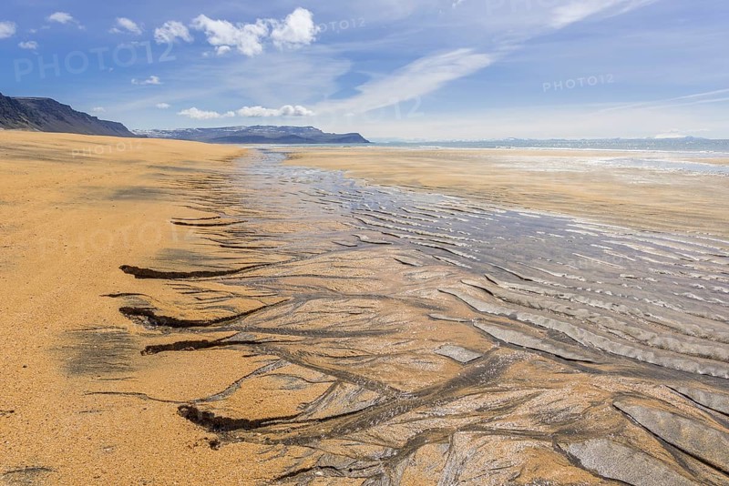 Sand structure with ripple at low tide