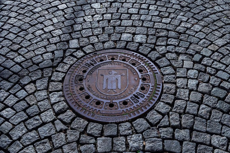 Manhole cover with Munchner Kindl