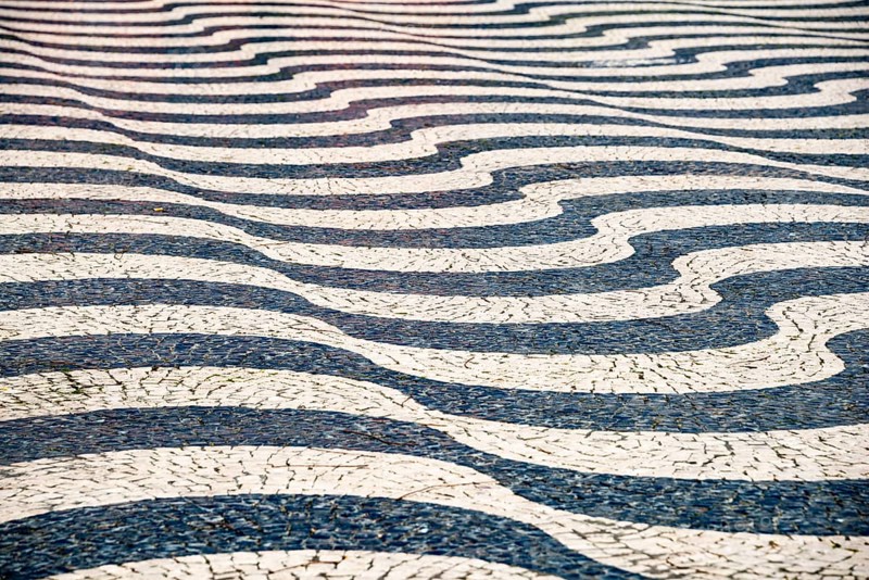 Black and white undulating plaster motif