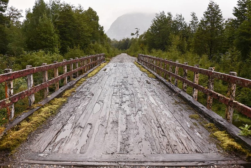 Simple wooden bridge at Mirador Glaciar Exploradores