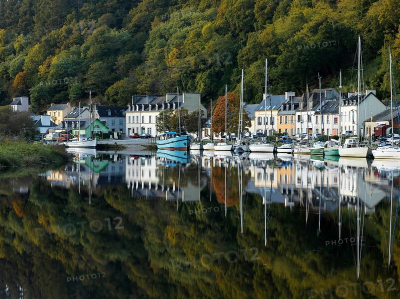 Boats on the banks of the Aulne