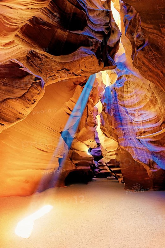 Incident light rays and yellow-red sandstone formations