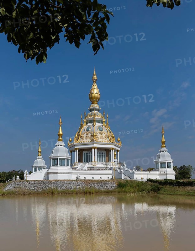 Pond in front of Maha Rattana Chedi of Wat Thung Setthi