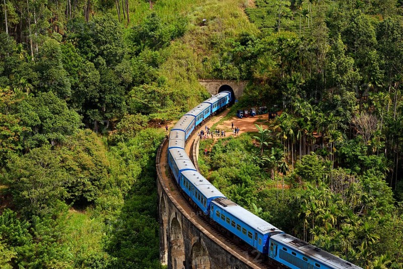 Train on the Nine Arches Bridge in the highlands near Ella
