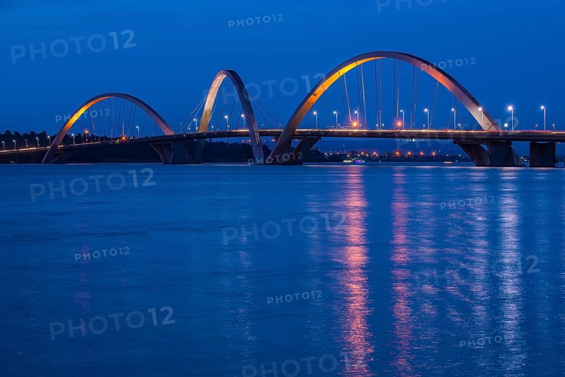 The Juscelino-Kubitschek bridge spans Lake Paranoa