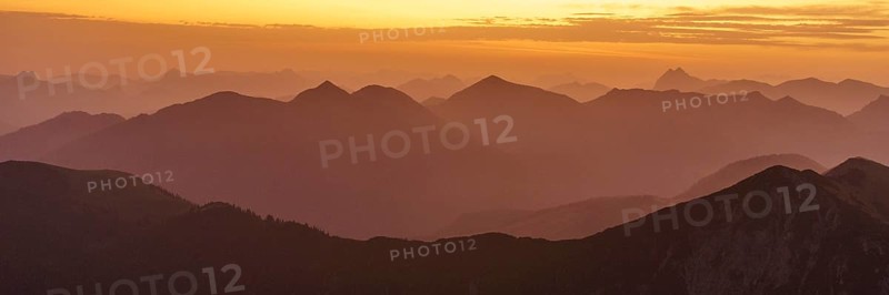 View from Schafreuter over the Vorkarwendel to the Mangfall and northern Rofan mountains