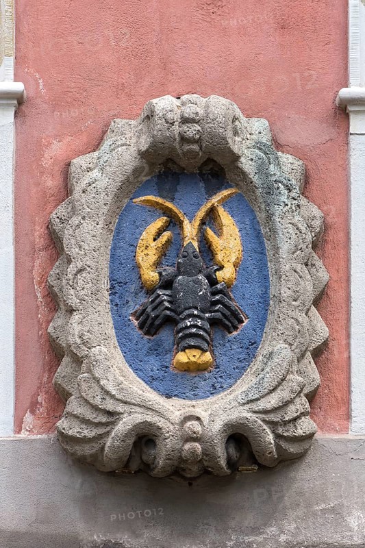 Relief crab figure at the Haus zum Krebs