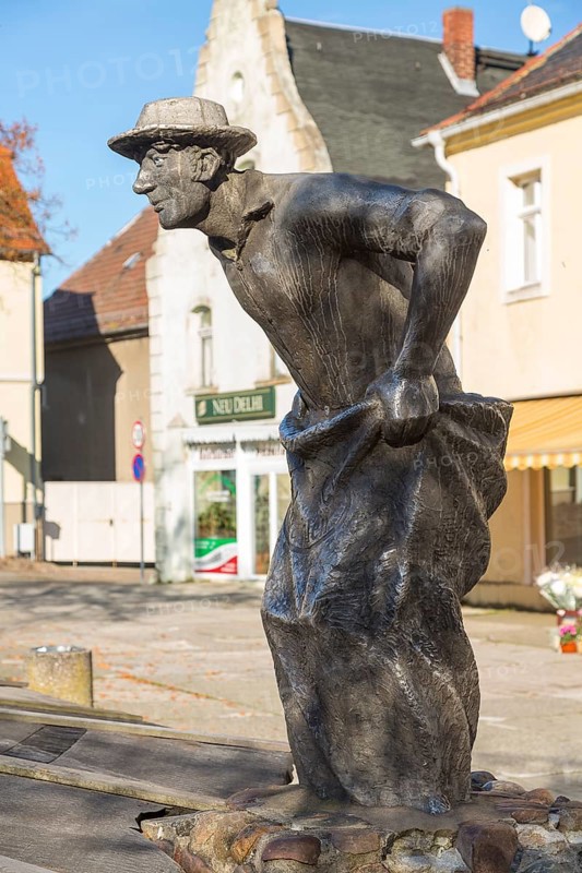 Statue Der Sackhupper on the Market Square