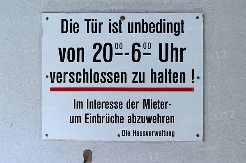 Anti-burglary sign in an apartment building