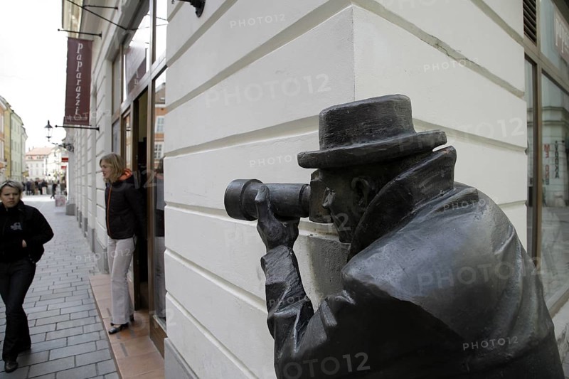 Statue of a paparazzi photographer