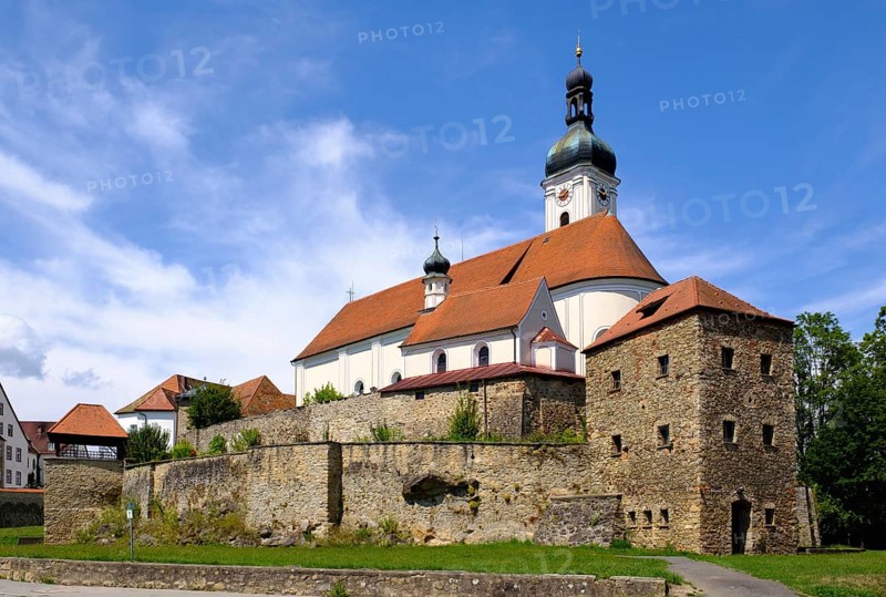 Church castle with parish church of the Assumption of the Virgin Mary