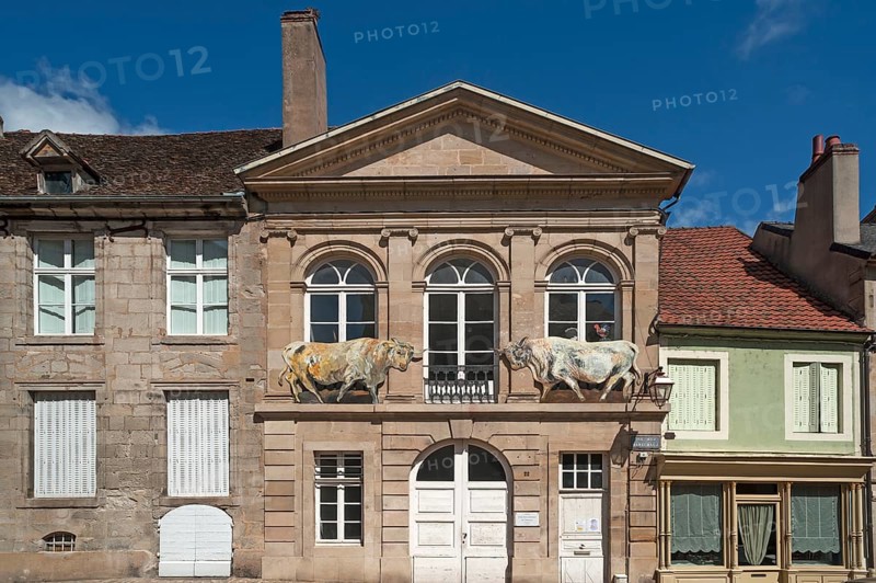 Former slaughterhouse with two bull figures on facade