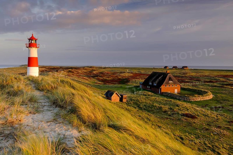 Lighthouse List-Ost with typical Frisian houses with thatched roof