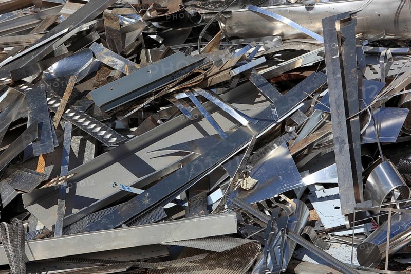 Metal waste of an industrial type on a shotcrete in a recycling plant