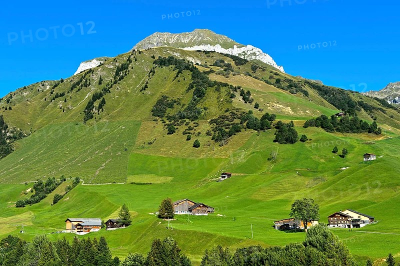 Mountain landscape with scattered settlement in the Prattigau to St. Antonien