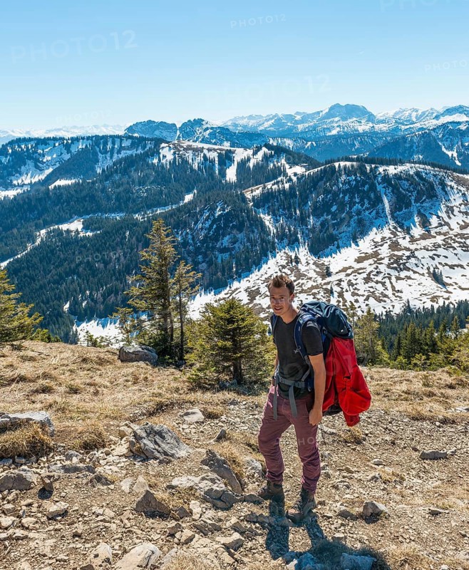 Hikers on trail to Brecherspitz