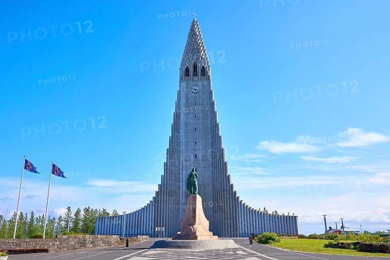 Hallgrimskirkja Church with monument to Leif Eriksson