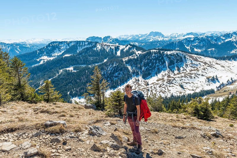 Hikers on trail to Brecherspitz