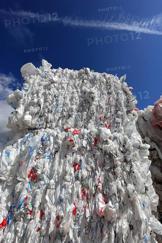 Bales with plastic film for plastic recycling in a recycling plant