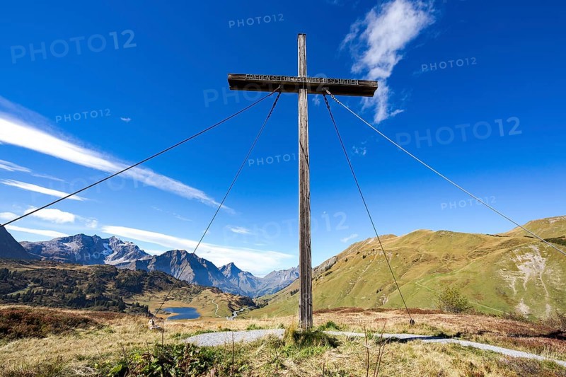 Peace cross on the Simmel with a view of the Kalbele lake