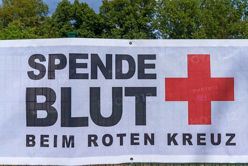 Banner with a call for the blouse donation by the Red Cross