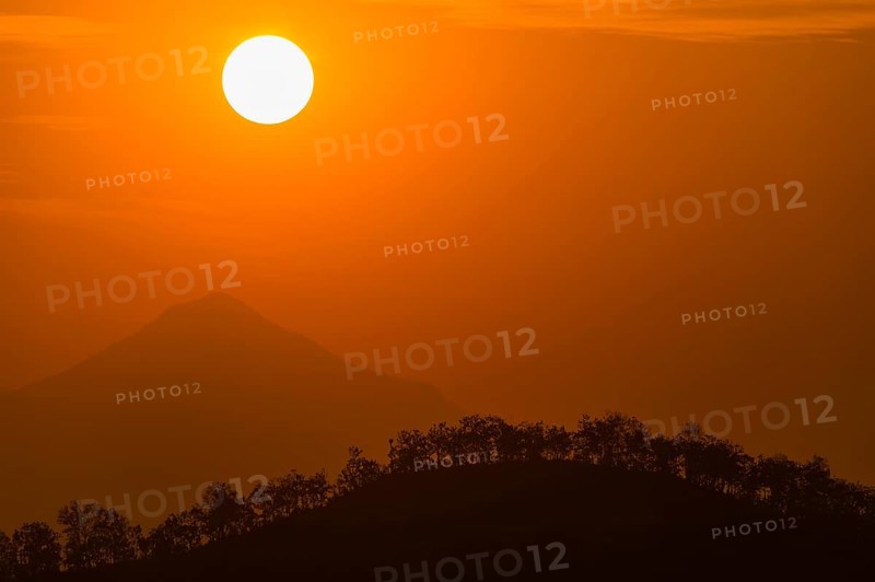 Sunrise over the hills surrounding Bandipur