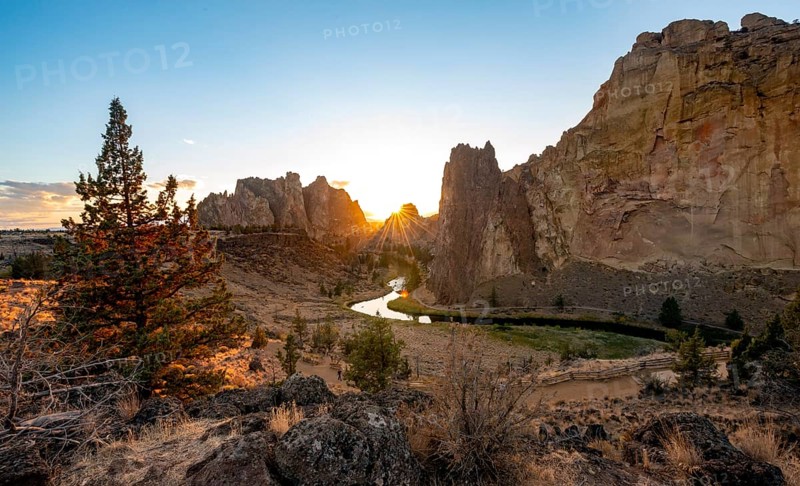 View on red rock faces with Crooked River