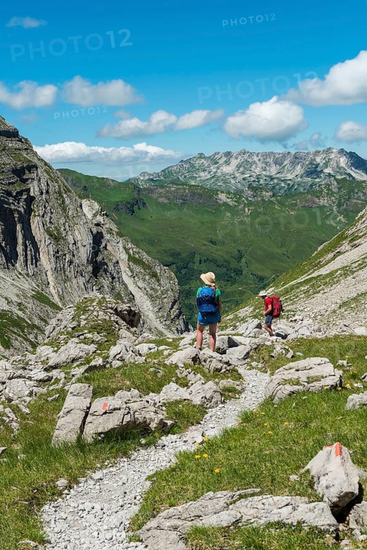 Hikers on a hiking trail from the Hochvogel to Prinz Luitpold Haus