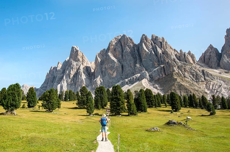 Hikers on the hiking trail near the Gschnagenhardt Alm