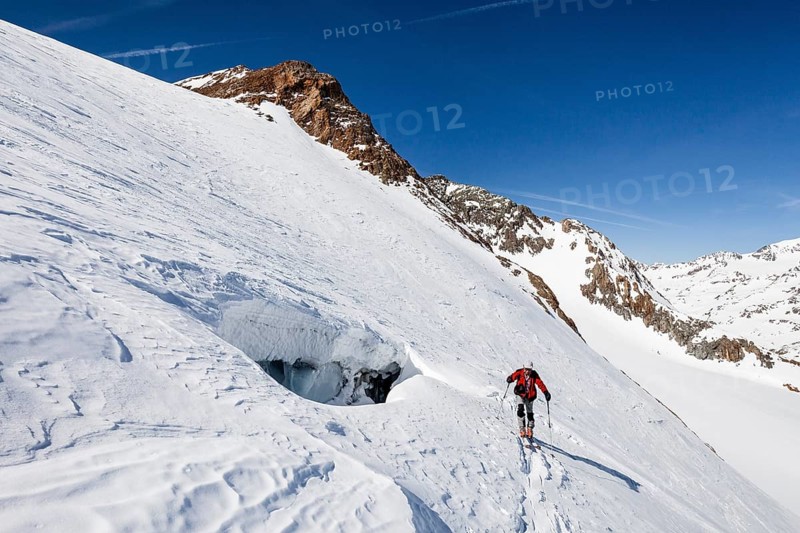 Ski mountaineer during ascent on Fineilspitze