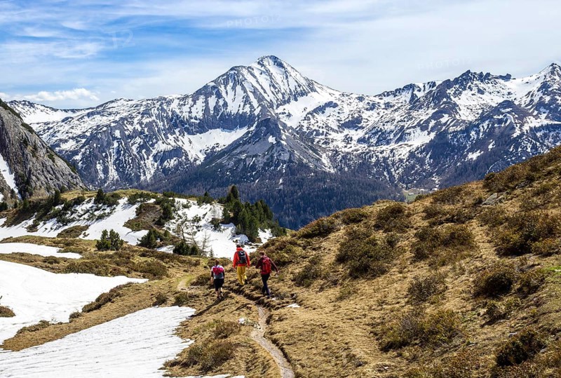 Hikers on trail to Twenger Almsee