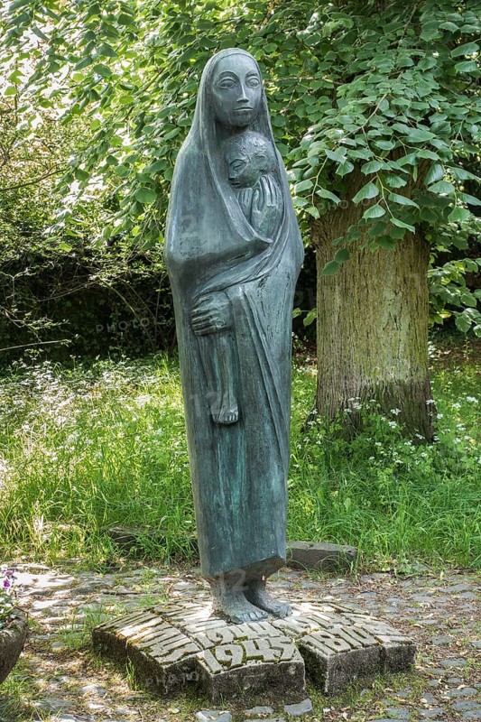 Sculpture mother and child